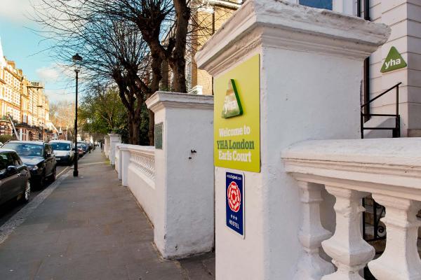 YHA London Earl's Court Entrance