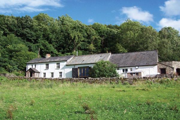 YHA Brecon Beacons Danywenallt view