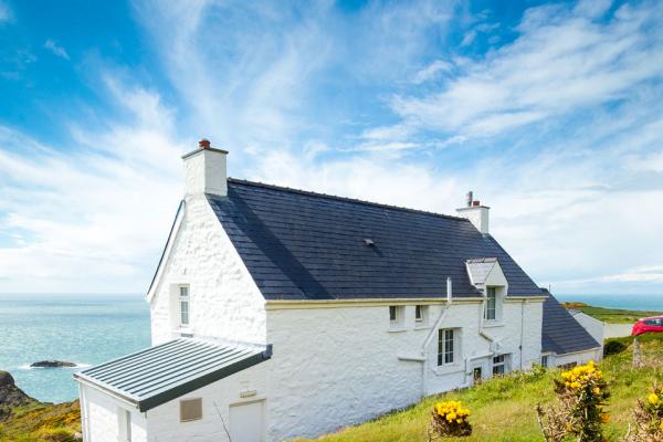 White cottage with sea view