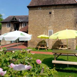 YHA Medway Picnic Benches