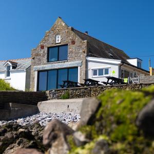 Exterior view of YHA Port Eynon hostel