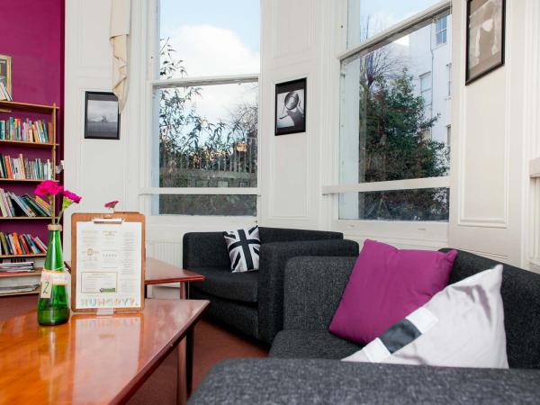 Lounge with black and grey sofas and cushions