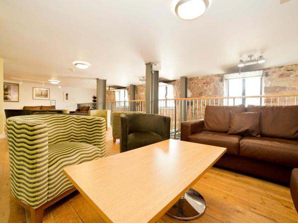YHA Berwick lounge area