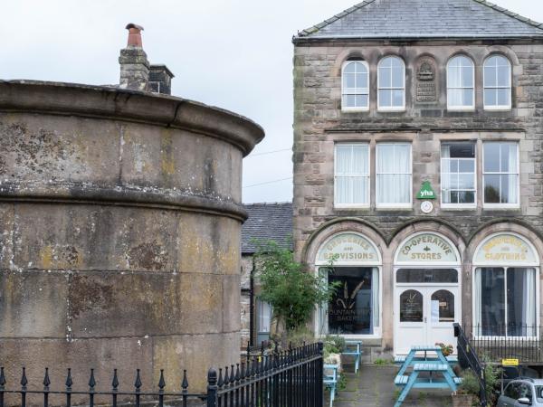 Exterior view of YHA Youlgreave building
