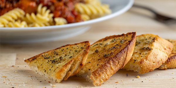 garlic bread and pasta
